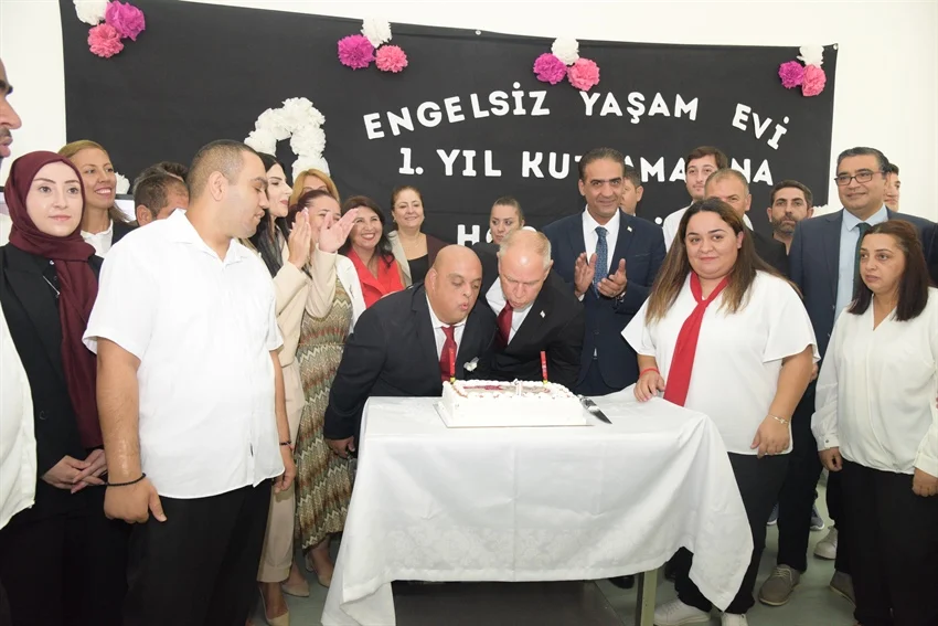 Engelsiz Yaşam Evi’nin birinci yıl kutlamasına katıldı