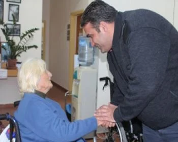 UBP Lefkoşa İlçe Yönetimi, Ortopedik Özürlüler Derneği’ni ziyaret etti ve tekerlekli sandalye hediye etti